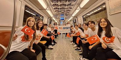 Öğrenciler 100. Yıl coşkusunu metroya taşıdı