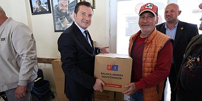 Silivri Belediye Başkanı Bora Balcıoğlu, Balıkçılara Tekne Bakım Malzemesi Desteği Dağıtımına Katıldı
