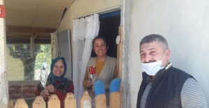 Gazi Mahallesi muhtarı kapı kapı dolaşıp annelere karanfil dağıttı