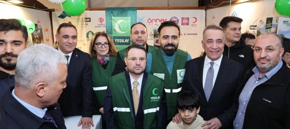 Adalet Bakanı Akın Gürlek, Sultangazi’de Yeşilay Standını Ziyaret Etti