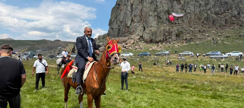 Adıyaman Dernekler Federasyonu Başkanı Hüseyin Sevinçtekin, 11. Drejan Yamadağı Yayla Şenliği'ne Katıldı