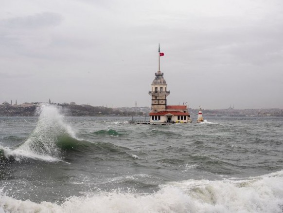 AKOM UYARDI: İSTANBUL'DA GÖK GÜRÜLTÜLÜ SAĞANAK VE DOLU RİSKİ