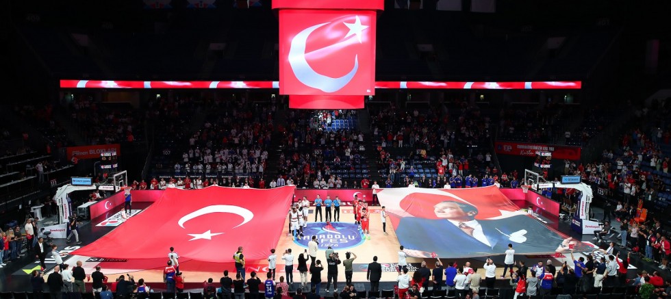 ANADOLU EFES, CUMHURİYETİMİZİN 100. YILINI TARAFTARLARIYLA KUTLADI