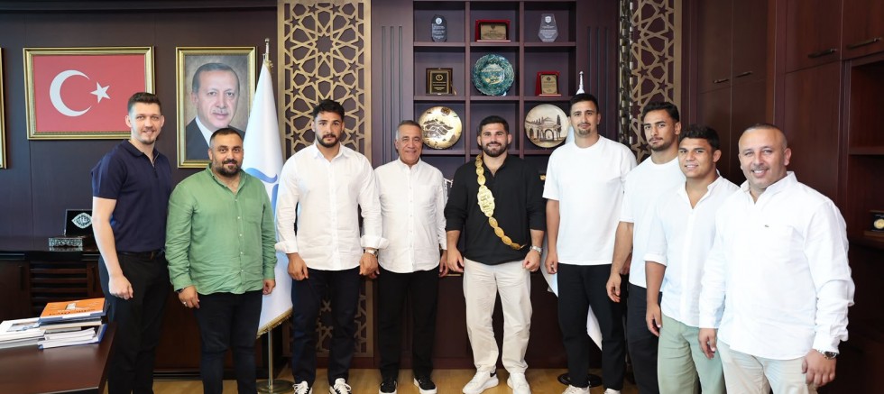 Başkan Abdurrahman Dursun, Kırkpınar Başpehlivanları Erkan Taş ve Mustafa Taş'ı Ağırladı