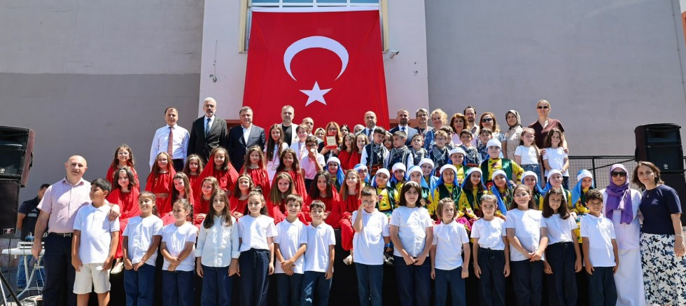 Başkan Vekili İbrahim Akın, öğrencilerin karne sevincine ortak oldu