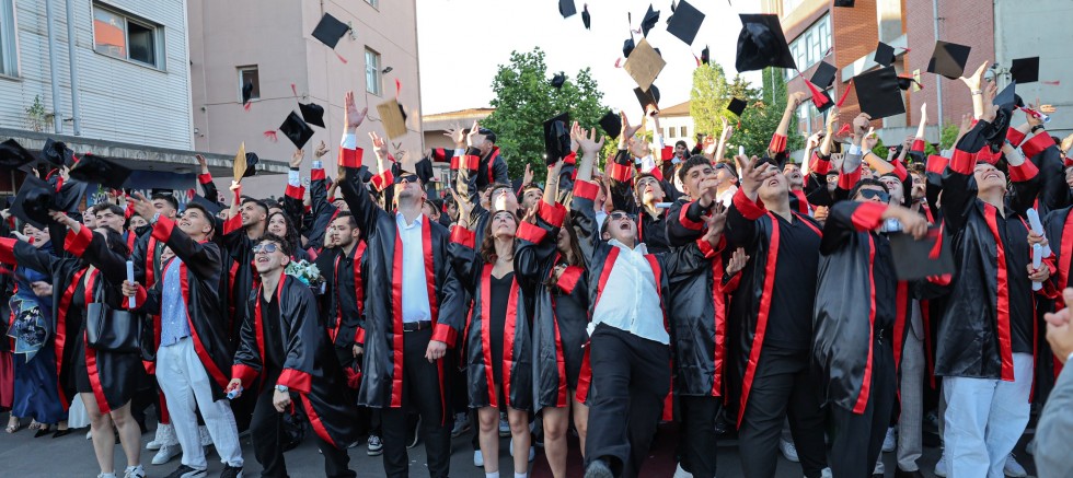 Bayrampaşa’da liselerde mezuniyet coşkusu