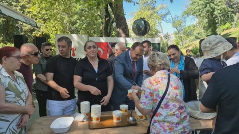Beşiktaş Cemevi'nde Aşure Lokması Paylaşıldı: 