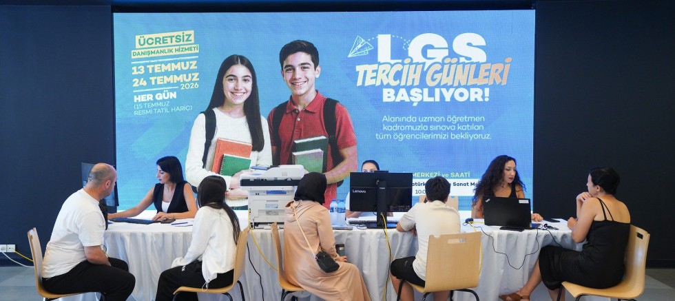 BEYLİKDÜZÜ BELEDİYESİ LGS TERCİH DÖNEMİNDE ÖĞRENCİLERİN YANINDA