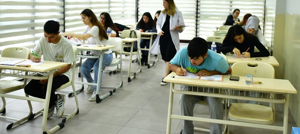 BEYLİKDÜZÜ’NDE EĞİTİM DESTEĞİ BAŞARIYLA TAÇLANDI