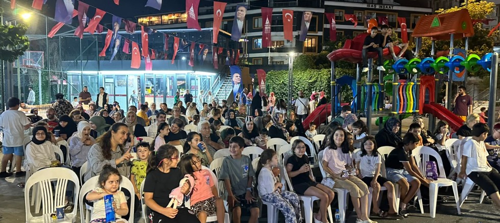BEYOĞLU’NDA YAZ AKŞAMLARININ EĞLENCESİ AÇIK HAVA SİNEMASI