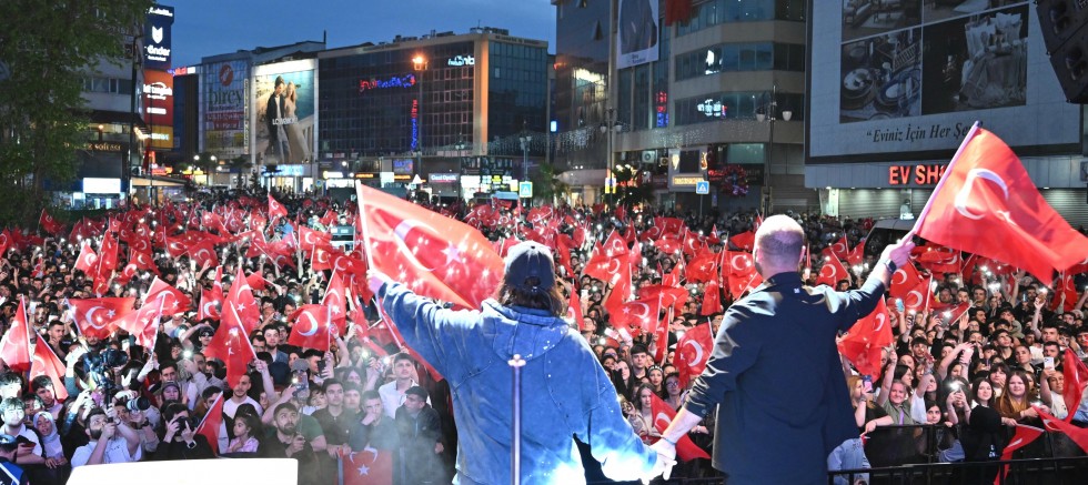 Binlerce Kişi 19 Mayıs’ta Gaziosmanpaşa Meydanı’nda Buluştu : Sagopa Kajmer Konseri