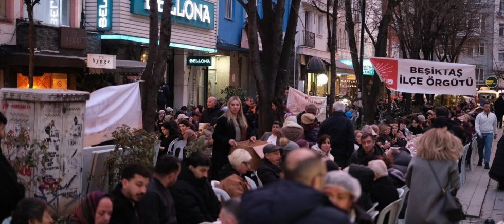 CHP Beşiktaş İlçe Başkanlığı’ndan Ramazan İftarı: Dayanışma Sofrası Yeniyol Sokak’ta Kuruldu