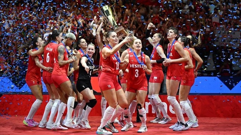 Civan Şapkacı ,A Milli Kadın Voleybol Takımı'nı Kutladı