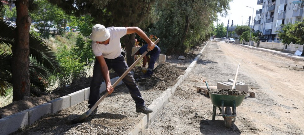 EDREMİT BELEDİYESİ ÜLKÜ YOLU CADDESİ’Nİ YENİLİYOR