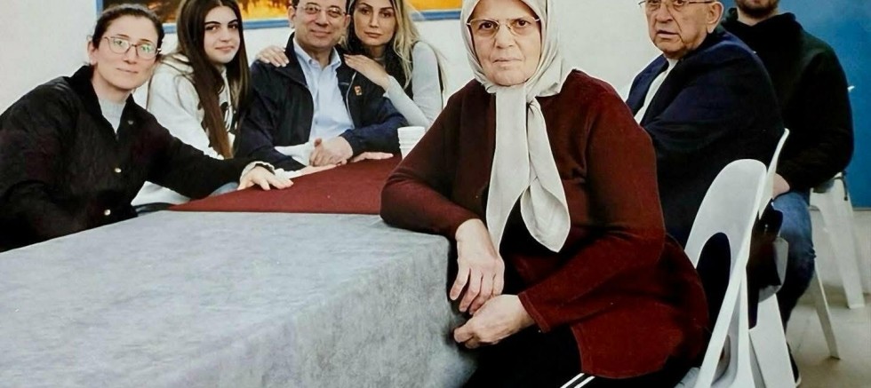 Ekrem İmamoğlu, ailesiyle görüşmesi sırasında çekilmiş fotoğrafı paylaştı