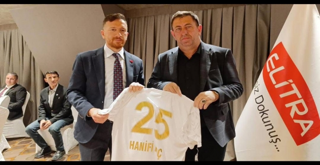 Ahmet Dal’dan Hanifi Koç’a İsimli Forma Hediyesi