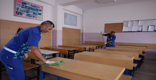 Arnavutköy’de Ders Zili Öncesi Okullarda Temizlik Seferberliği