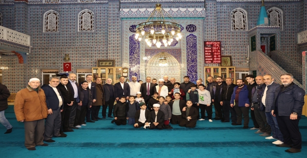 Başkan Abdurrahman Dursun, Teravih Namazında Akşemsettin Camii Cemaatle Buluştu