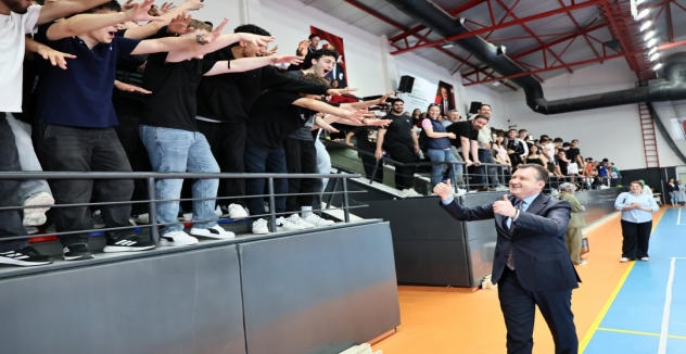 Başkan Balcıoğlu, TOKİ Cumhuriyet Anadolu Lisesi ve Final Okulları arasında oynanan voleybol maçına katıldı