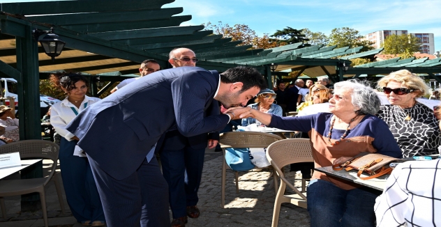 Başkan  Rıza Akpolat yaş almış vatandaşlar için sürpriz yaparak bağlama çaldı ve türkü söyledi.