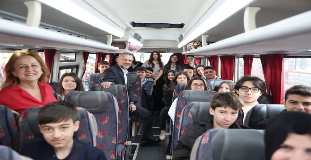 Bayrampaşalı öğrenciler Dolmabahçe Sarayı’nda tarihle buluşuyor
