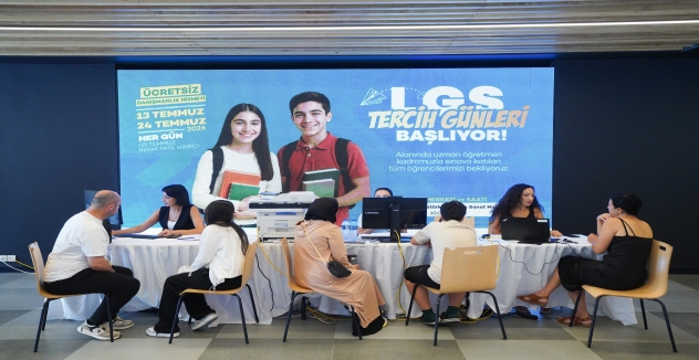 BEYLİKDÜZÜ BELEDİYESİ LGS TERCİH DÖNEMİNDE ÖĞRENCİLERİN YANINDA