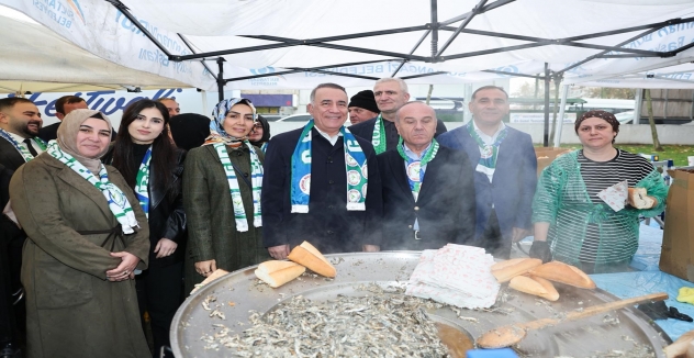 Gelenek bozulmadı!  Sultangazi'de 8. Hamsi Festivali renkli görüntülere sahne oldu.