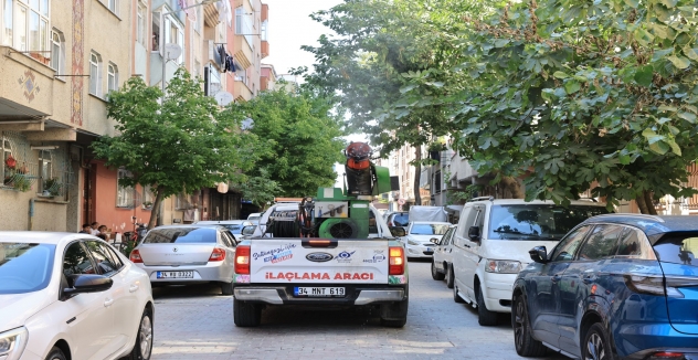 Sultangazi Belediyesi'nden Sinek ve Haşerelere Karşı Kesintisiz İlaçlama Çalışması