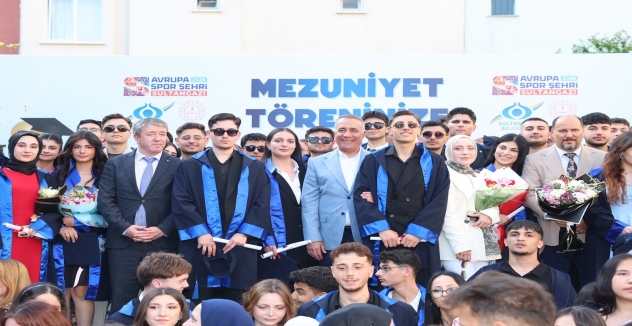 Sultangazi’de Bahattin Yıldız Anadolu Lisesi Mezuniyet Coşkusu Yaşadı