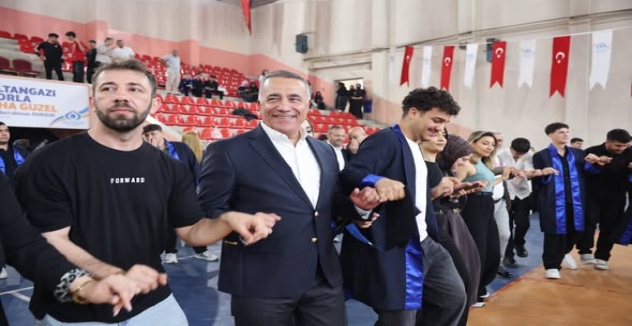 Sultangazi’de Mezuniyet Coşkusu: Gazi Mesleki ve Teknik Anadolu Lisesi Öğrencileri Kep Attı