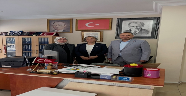 Yunus Emre Mahallesi Muhtarı Yasemin Güngör, Mustafa Terzi ve Eşini Muhtarlıkta Ağırladı