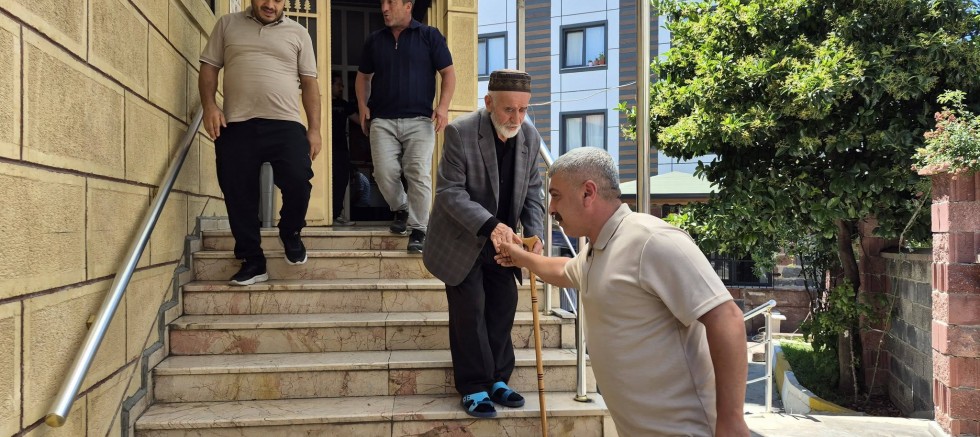 Gazi Mahallesi Muhtarı Ümit Doğan’dan Selçuklu Camii Dernek Yönetimine Ziyaret
