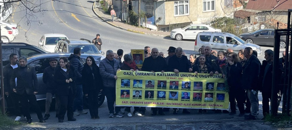 Gazi ve Ümraniye Şehit Aileleri, Alevi kurumları ve Gazi halkı, Berkin Elvan’ı vurulduğu noktada karanfiller bırakarak andı.
