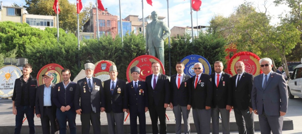 Gaziler Günü Dolayısı ile Kartal'da Atatürk Anıtı’na Çelenk Sunuldu