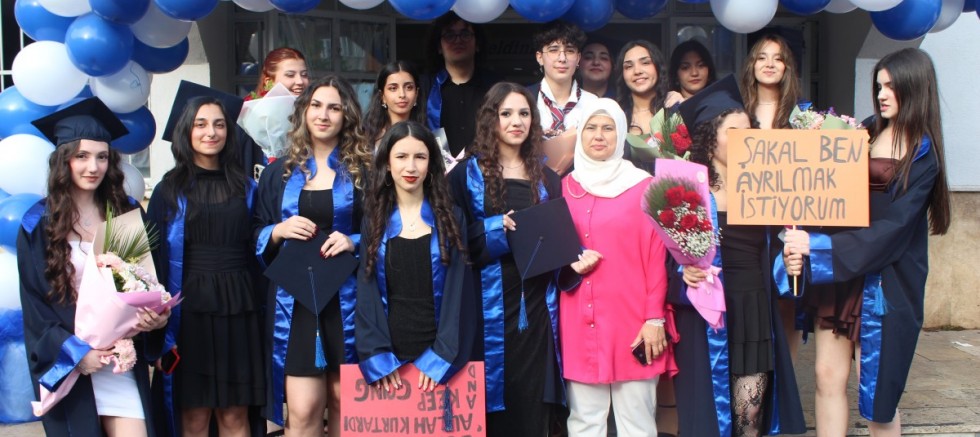 Gözyaşı ve Gurur Bir Arada: Öğrenciler Kep Atarak Mezun Oldular!