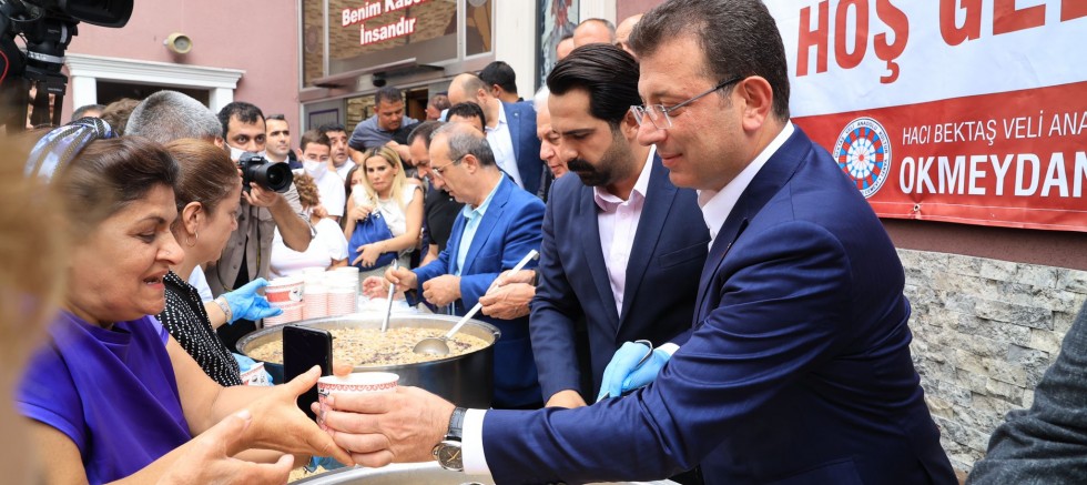 İBB Başkanı Ekrem İmamoğlu, Alevi vatandaşların tuttuğu 12 günlük Muharrem Matemi’nin ardından pişirilen aşure lokmasına ortak oldu.