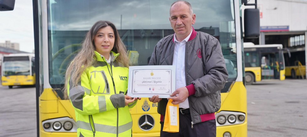 İETT KAPTANINDAN ÖĞRETMENLER GÜNÜ'NE DUYGUSAL JEST