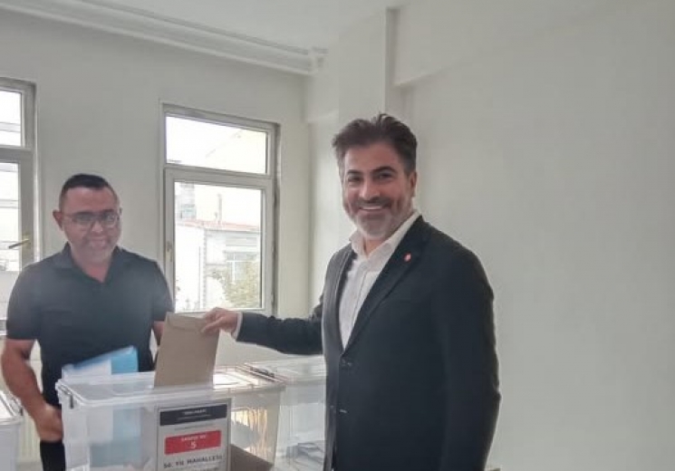 Kanber Koçak İlk Oyunu Kullandı: “İktidar İçin Yürüyelim Arkadaşlar!”