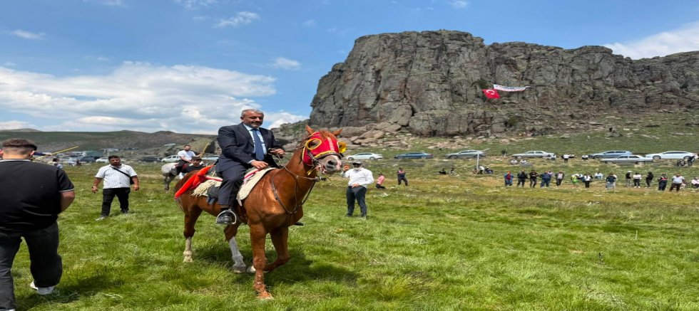 Adıyaman Dernekler Federasyonu Başkanı Hüseyin Sevinçtekin, 11. Drejan Yamadağı Yayla Şenliği'ne Katıldı