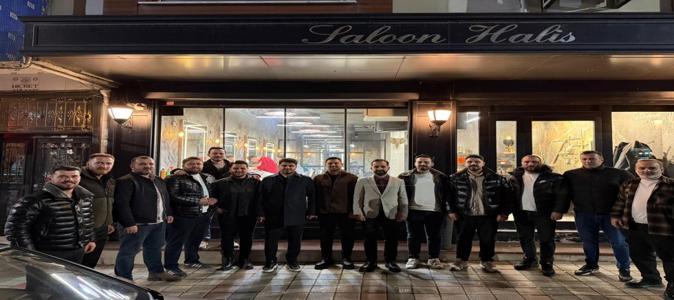 AK Parti Sultangazi Gençlik Kolları Başkanı Yıldız, Salon Halis Erkek Kuaförü’nde İftar ve Çay Sohbeti Gerçekleştirdi