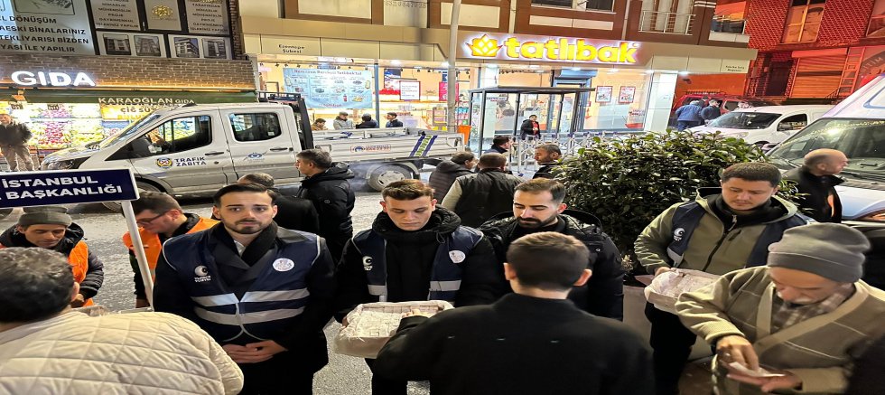 AK Parti Sultangazi Gençlik Kolları’ndan Teravih Sonrası İmsakiye ve Lokum İkramı