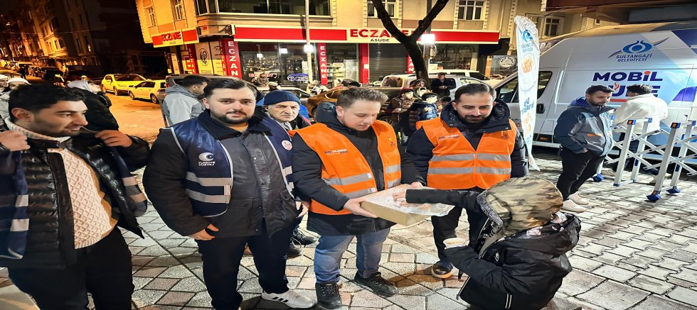AK Parti Sultangazi Gençlik Kolları’ndan Teravih Sonrası Lokum İkramı