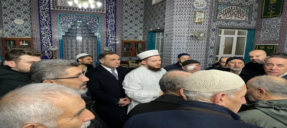 AK Parti Sultangazi İlçe Başkanı İmdat Kamacı, Esentepe’de Cuma Namazı Sonrası Vatandaşlarla Buluştu