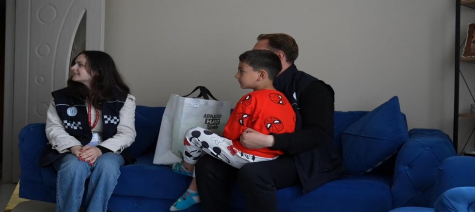 Arnavutköy’de Bayramlık Hediyeleri Çocukların Yüzünü Güldürdü