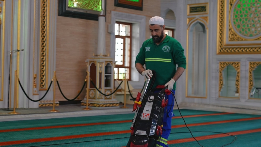 Arnavutköy’de Camiler Bayrama Gül Kokularıyla Hazırlanıyor