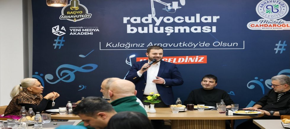 Arnavutköy’de Radyo Günü Buluşması: Ünlü Radyo Programcıları Karaburun’da Bir Araya Geldi