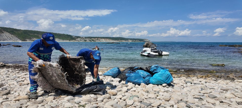 Arnavutköy Karaburun Sahili’nde Temizlik Sorumluluğu İBB’de Olan Kayalık Bölgeler için Arnavutköy Belediyesi Harekete Geçti