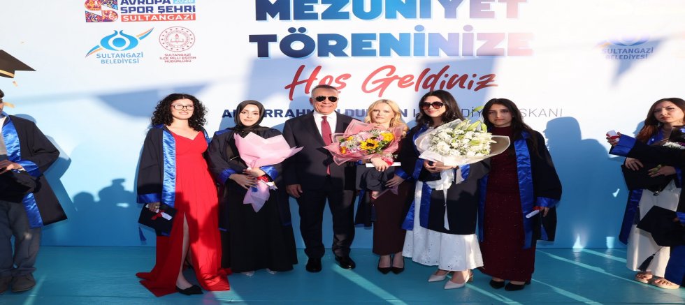 Başkan  Abdurrahman Dursun, Anadolu Lisesi Öğrencilerinin Mezuniyet Sevincine Ortak Oldu