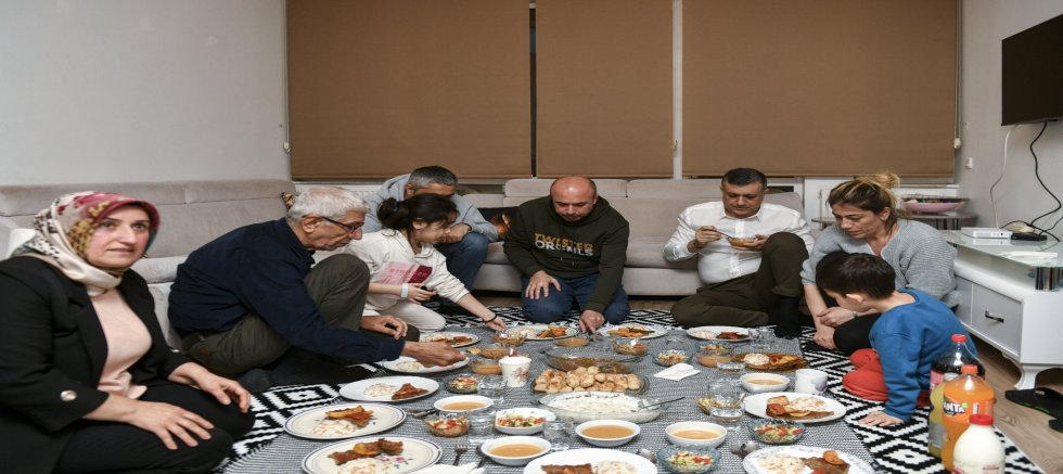 BAŞKAN BOZKURT, İLK İFTARINI DEPREMZEDE AİLE İLE YAPTI