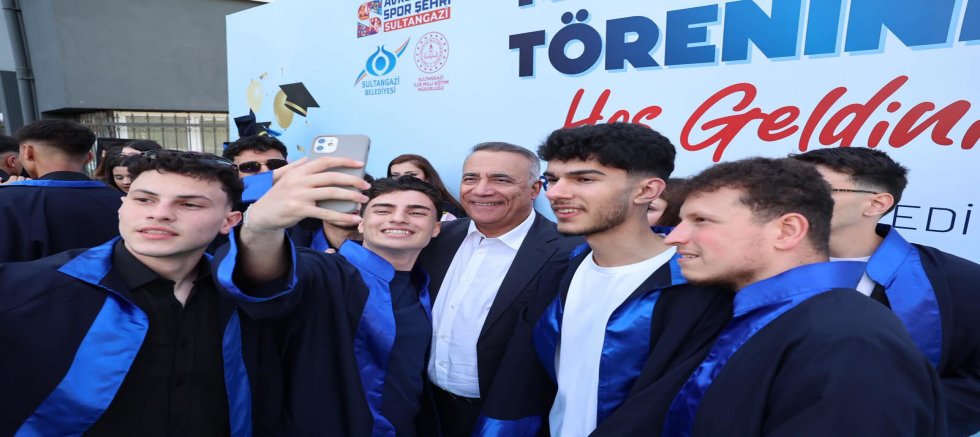 Başkan Dursun Mezuniyet Töreninde Öğrencilerin Heyecanını Paylaştı
